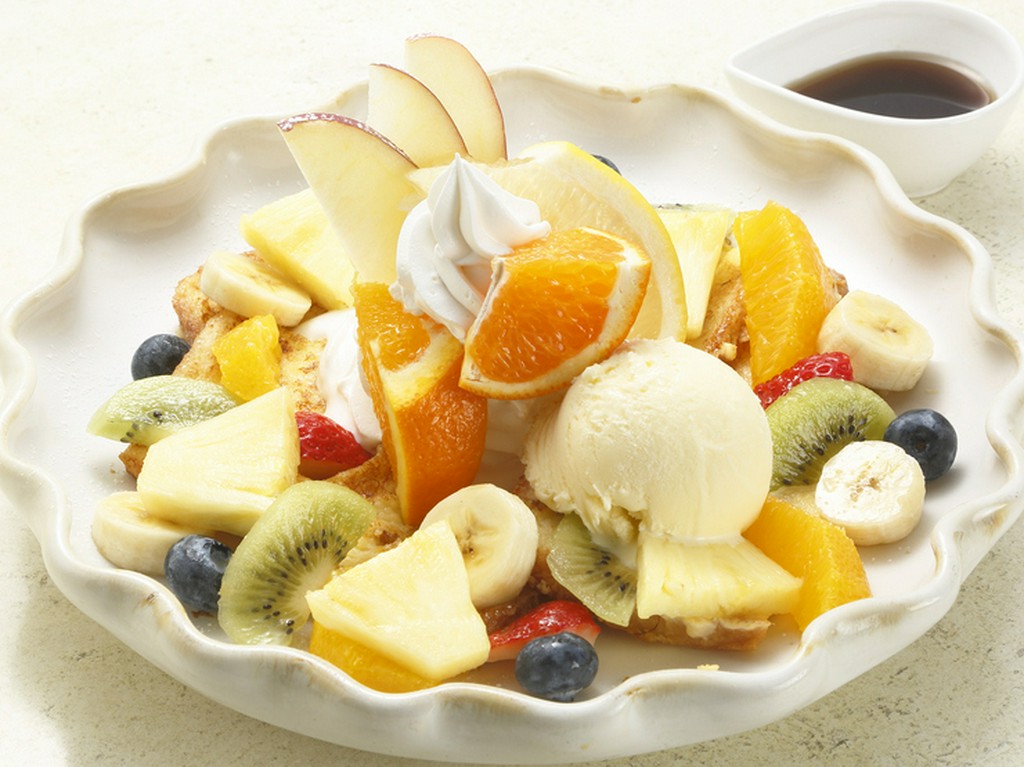 トーストが見えないほどフルーツが盛られた『フレンチトースト』