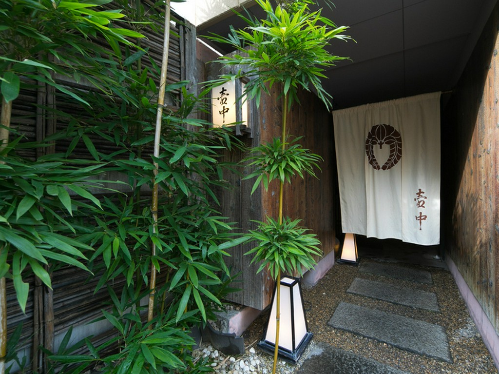 凛とした佇まいが、京都の下町を感じさせる名店