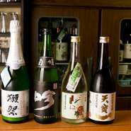 地元の純米酒を中心に、交流のある酒蔵から取り寄せた日本酒を揃えています。お酒の温度にもこだわり、お客さまに提供しています。