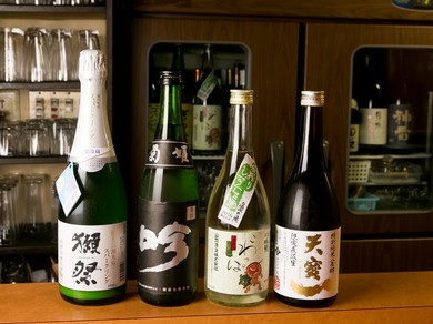 地元のお酒を中心に、酒蔵から取り寄せた日本酒を豊富に用意