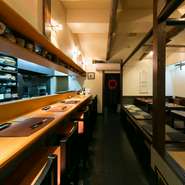 アラカルト、コース共に豊富なメニューを用意し、友人同士で気軽に訪れても満足できるお店です。カウンター席でお喋りを楽しみながら、お酒とおつまみを満喫するといった楽しみ方も。