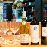 赤、白のワインを始め、スパークリングワインやシャンパンも豊富に用意。こだわりの食材でつくられた料理と合わせて楽しむことができます。