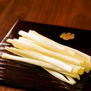 岡山から仕入れ、上品な食感と香りが特徴の「黄ニラ」を、カツオの一番だしと共に卵とじにしました。だしの旨みと「黄ニラ」の食感が合わさり、絶妙な味わいです。