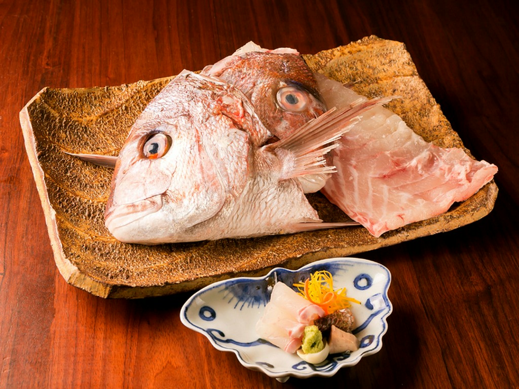 地元漁港で仕入れた旬の食材を味わう『鞆の浦の天然桜鯛のお刺身』