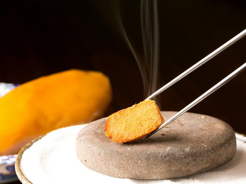 焼くことで旨みを凝縮し、香ばしい薫りも楽しめる『自家製からすみの石焼』