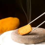 厚切りに切ったものを目の前で炙ってくれる自家製の「からすみ」は、焼くことで旨みを凝縮し、香ばしい薫りも楽しめます。