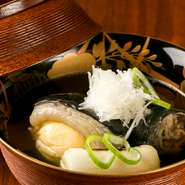 お店で取り扱っている「鮮魚」は、岡山、寄島などの漁港から取り寄せたもの。その日にとれた天然ものを中心に、厳選した食材だけを仕入れています。