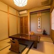 日本情緒豊かな和室には、絵画、掛軸をしつらえ、会席料理やふぐ料理には古伊万里の食器が使用されています。美味しいお食事とともに調度品を楽しみながら、思い出に残る優雅な時間を満喫することができます。