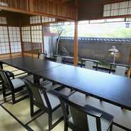 2階建ての店内には、掘りごたつや座敷があります。和室でも椅子席の対応が可能なバリアフリー対応。慶事や特別な方のおもてなしにも最適。2～100名まで利用できるので、さまざまなご要望にも応えられるお店です。