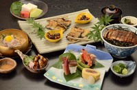 蒲焼、白焼、肝焼き、刺身、うざくなど、うなぎ好きな方におすすめの会席です。最後は、うなぎのまぶし丼をお楽しみいただけます。２名様より前日までの要予約