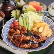 昭和の小伴天で人気のあった甘辛の懐かしい味です。
当店のうなぎのタレをベースにしたタレで、厚切りの三河の美味しいオインク豚を柔らかく。ジューシーに仕上げます。