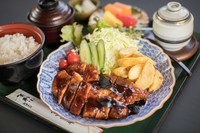 昭和の小伴天で人気のあった甘辛の懐かしい味です。
当店のうなぎのタレをベースにしたタレで、厚切りの三河の美味しいオインク豚を柔らかく。ジューシーに仕上げます。