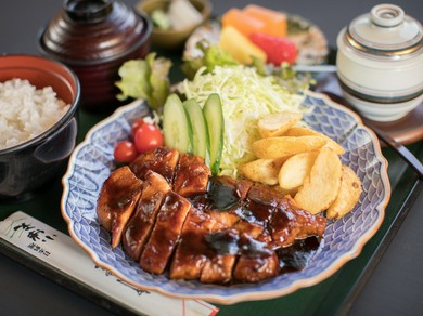 最上級のうなぎを炭火と職人の技で焼き上げる『炭焼きひつまぶし』