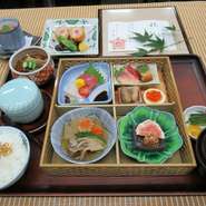 ＜ご予約ください＞
地元の季節の食材を盛りこみました。特製デザート付です。
数量限定になります。6月から９月までは、前日までのご予約が必要になります。
揚物なしの、はんてん御膳もございます。
