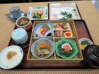 ＜ご予約ください＞
地元の季節の食材を盛りこみました。特製デザート付です。
数量限定になります。6月から９月までは、前日までのご予約が必要になります。
揚物なしの、はんてん御膳もございます。
