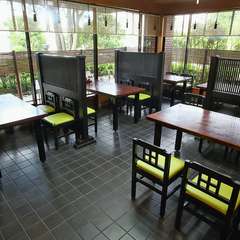 落ち着いた雰囲気の広い店内