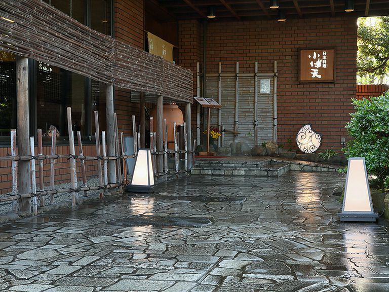 スロープがあるバリアフリーのアプローチ