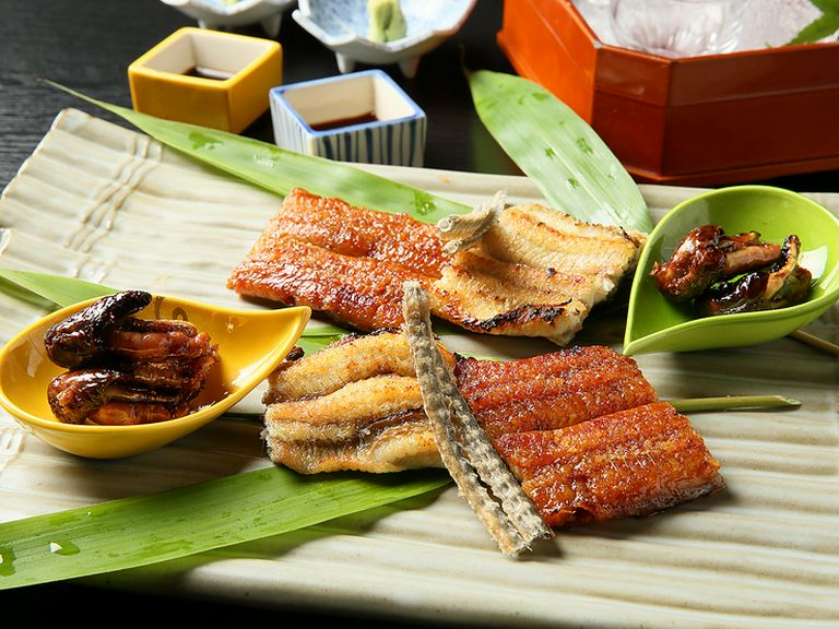 炭焼うなぎの三種盛り（かば焼き・白焼き・肝焼き）