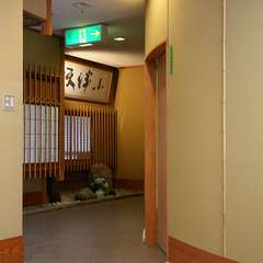 老舗の高級感と親しみやすさを兼ね備えたお二階入口