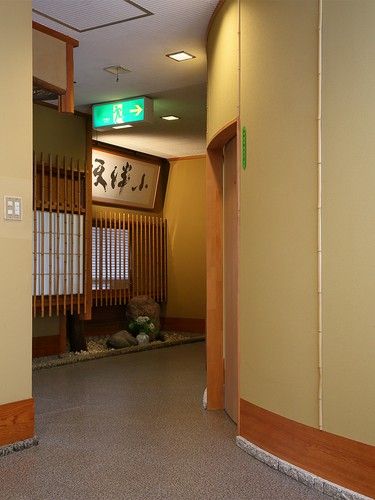 老舗の高級感と親しみやすさを兼ね備えたお二階入口