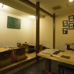 靴を脱いで寛げる小上がり席も用意しています