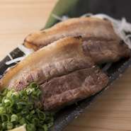 沖縄県の【おもろ牧場】で育ったアグー豚のバラ肉を炙っています。旨味が強く、コレステロールが低いのでヘルシー。おろしポン酢でさっぱりとどうぞ。