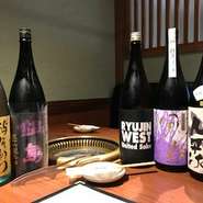 店主が自ら買い付けに行き、厳選した日本酒、焼酎など多数揃えています。