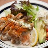カフェながら食べ応えのあるプレートメニューやパスタ、タパスが充実。地元の食材をふんだんに使った料理で、友人や恋人との幸せな時間を演出してくれます。