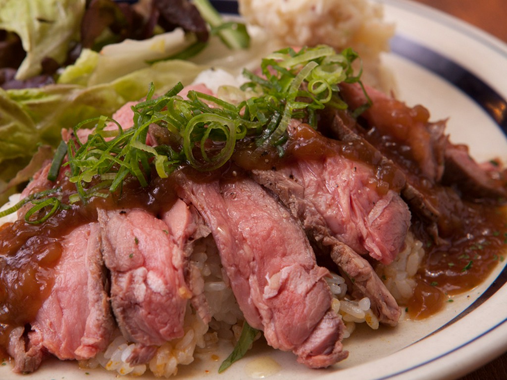 濃いめのテイストで親しみやすい味わい『自家製ローストビーフプレート』