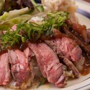 低温でじっくり丁寧に焼かれたローストビーフが絶品。中は程よくレアで、キレイなロゼ色です。パンチが効いたオリジナルの赤ワインソースが美味しさを一層際立たせます。