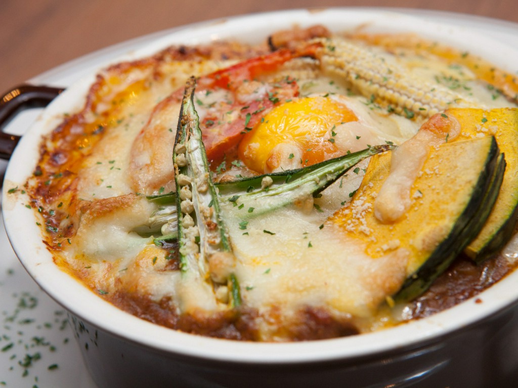 12種類のスパイスが醸し出すハーモニーが秀逸『彩り野菜の焼きチーズカレー』