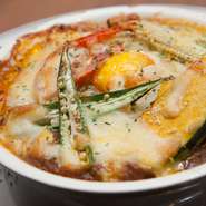 カレー粉は使わず、12種類のスパイスのみでつくられた逸品です。たっぷりの玉ねぎの甘みやトマトの酸味が絶妙に調和。ライスには「あきたこまち」が使われています。