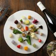 山梨県八ヶ岳の麓で営む専業農家の野菜を始め、実家の母や愛知の親戚が大切につくる野菜を中心に、素材の味がしっかりする旬の食材を厳選。愛情も素材の旨味もたっぷり詰まった食材が、数々の絶品料理に使われます。