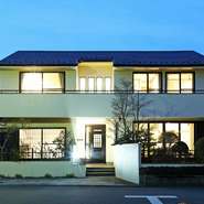 緑山にある松田家に訪れたような、プライベートレストラン。閑静な住宅街の一角にあり、ランチは2組、ディナーは1組だけ利用できる完全予約制です。シェフは訪れた客のためだけにつくり、サービスもしてくれます。