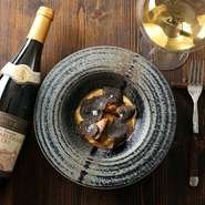 大きめのテーブルとソファーでじっくりと落ち着いて寛ぎながら、シェフこだわりのフレンチとワインが堪能できます。