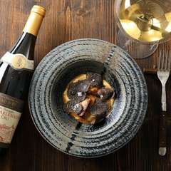 ゆったりとリラックスしながら、美味しい料理とお酒を味わえる店