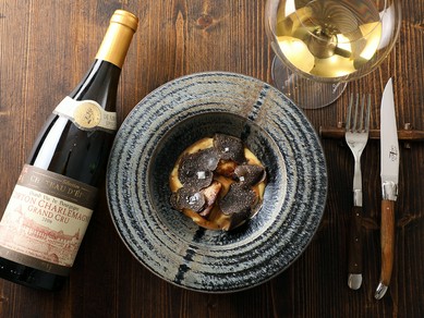 ゆったりとリラックスしながら、美味しい料理とお酒を味わえる店