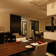 清潔感のある店内は落ち着けて寛げる雰囲気。お箸も使えるフレンチのイメージで、年配者の利用も多いです。料理を華やかに彩る食器は作家さんのオーダーメイドで揃えたものや、ベトナムで買い付けたものが並びます。