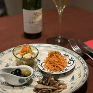 ピクルス、ニンジンのサラダ、オリーブのコンフィ、キノコのマリネを少しずつ楽しめます。