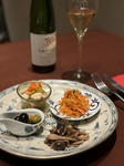 ピクルス、ニンジンのサラダ、オリーブのコンフィ、キノコのマリネを少しずつ楽しめます。