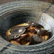 トリュフの香りがするスクランブルエッグと、ふんわりとしたクリームのようななめらかな口当たりで濃厚なフォワグラで、贅を尽くした一皿。ディナーでは日仏の旬の食材を取り入れ、より華やかに演出します。