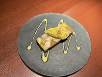 ゼラチン質が豊富な豚の頬肉、タン、耳等を香味野菜と共に煮込み、スープを冷やし固めたテリーヌ