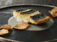 新鮮なお魚を身はふっくら、皮目はパリッと焼き上げ、お魚にあった様々なソースでご提供します