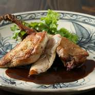 冬の間十分な栄養を蓄えたスコットランド産の山鶉を香ばしく焼き上げ、旨味を凝縮。コニャックや赤ワインを使ったとろみのある濃厚なソースを絡めていただくと、より一層深い味わいが愉しめます。ワインとともに。