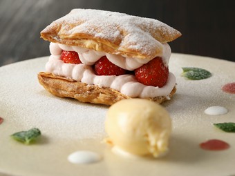 サクサクのミルフィーユに、イチゴとイチゴ風味のヨーグルトムースをサンドした『イチゴのミルフィーユ』