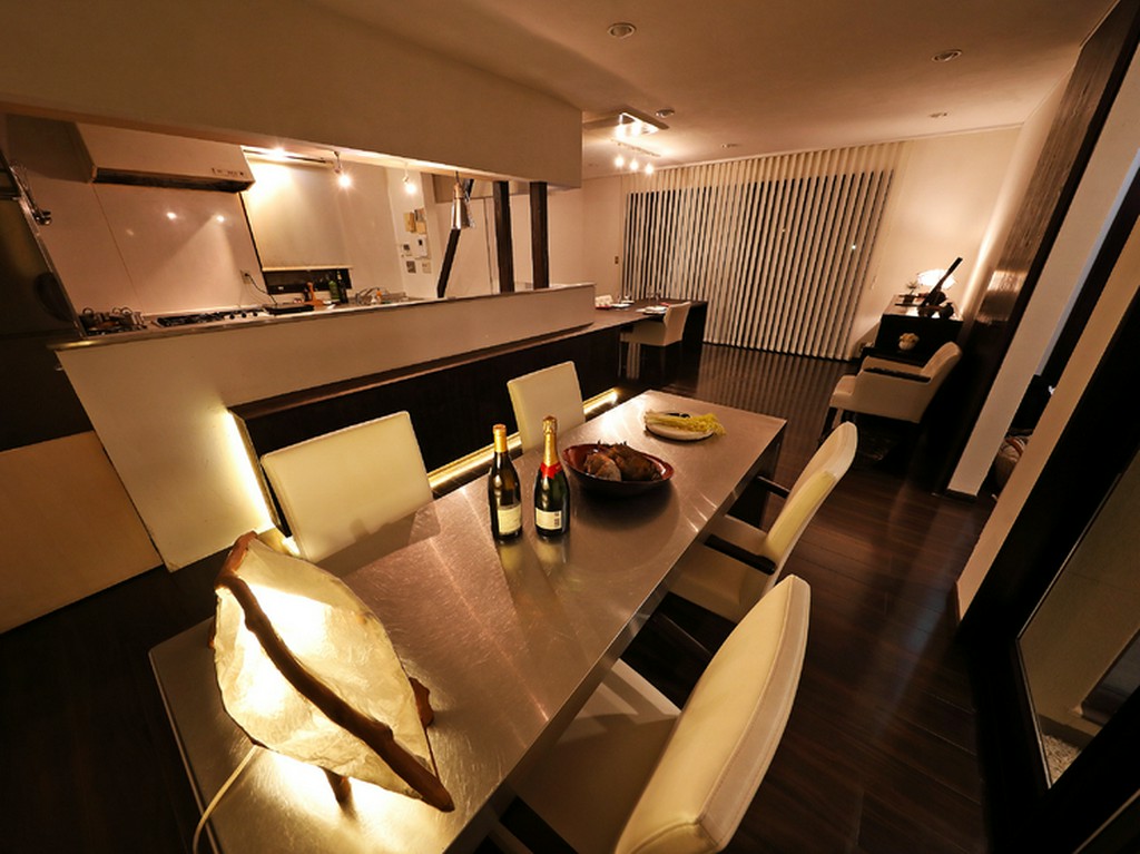落ち着いた雰囲気のキッチンとテーブル席