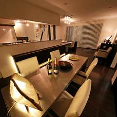 落ち着いた雰囲気のキッチンとテーブル席