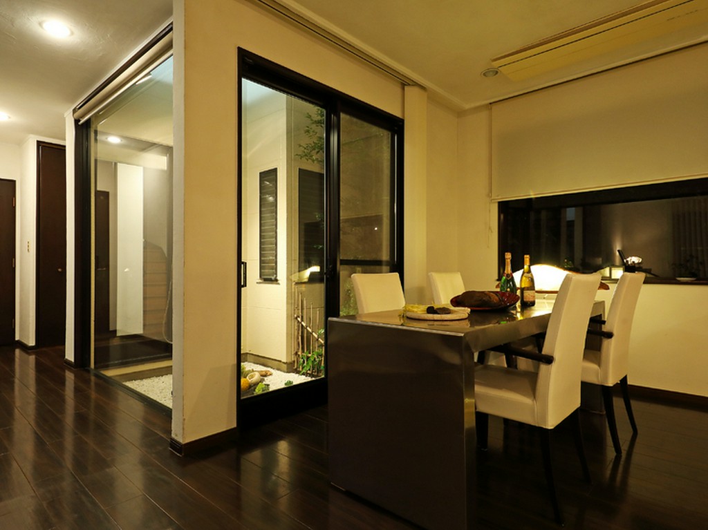 しっとりと食事を楽しめる静かなテーブル席