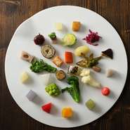 一つ一つの素材をシンプルに仕上げ、食材の持つ力を存分に引き出すために、食材を厳選。山梨の専業農家や実家の母の野菜、愛知で大切につくる親戚農家から仕入れ、多種類をふんだんに取り入れたカラフルな一皿です。