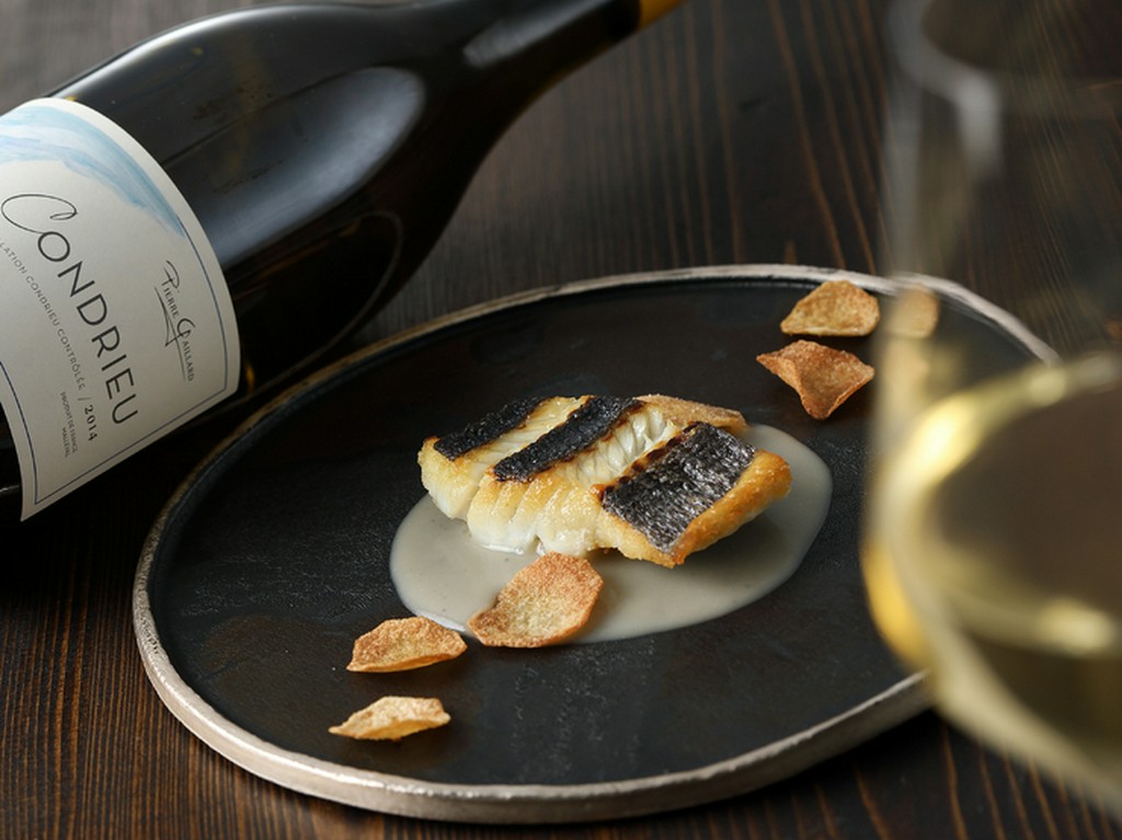 鮮度の高い魚を香ばしく焼き上げた『魚のポワレ　里芋のソース』